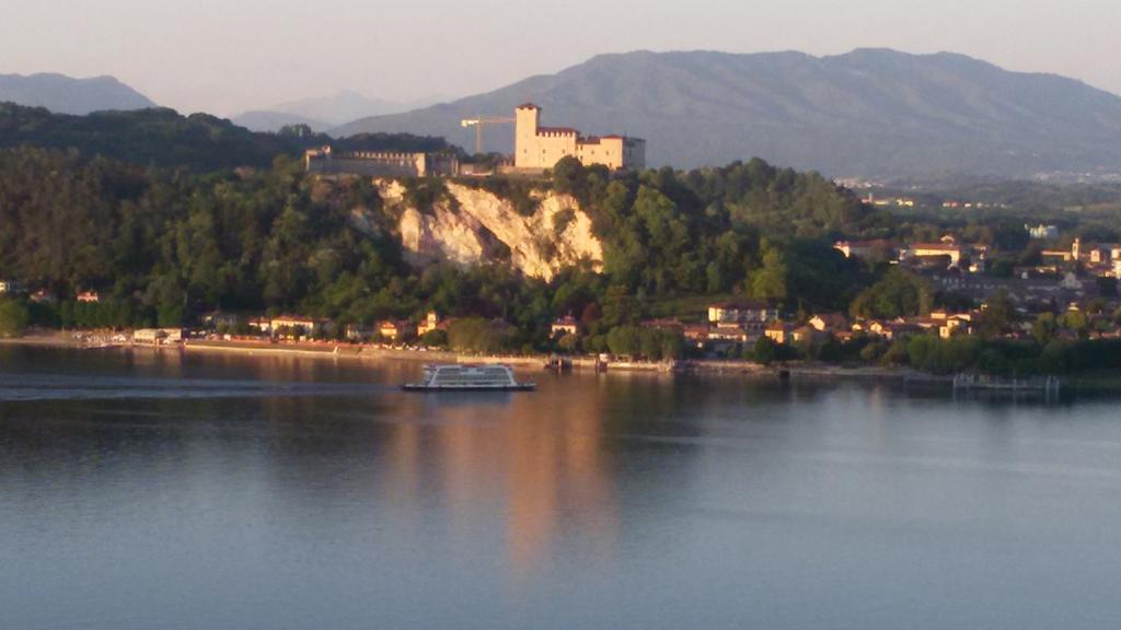Casa Corte Alla Rocca Arona Eksteriør billede